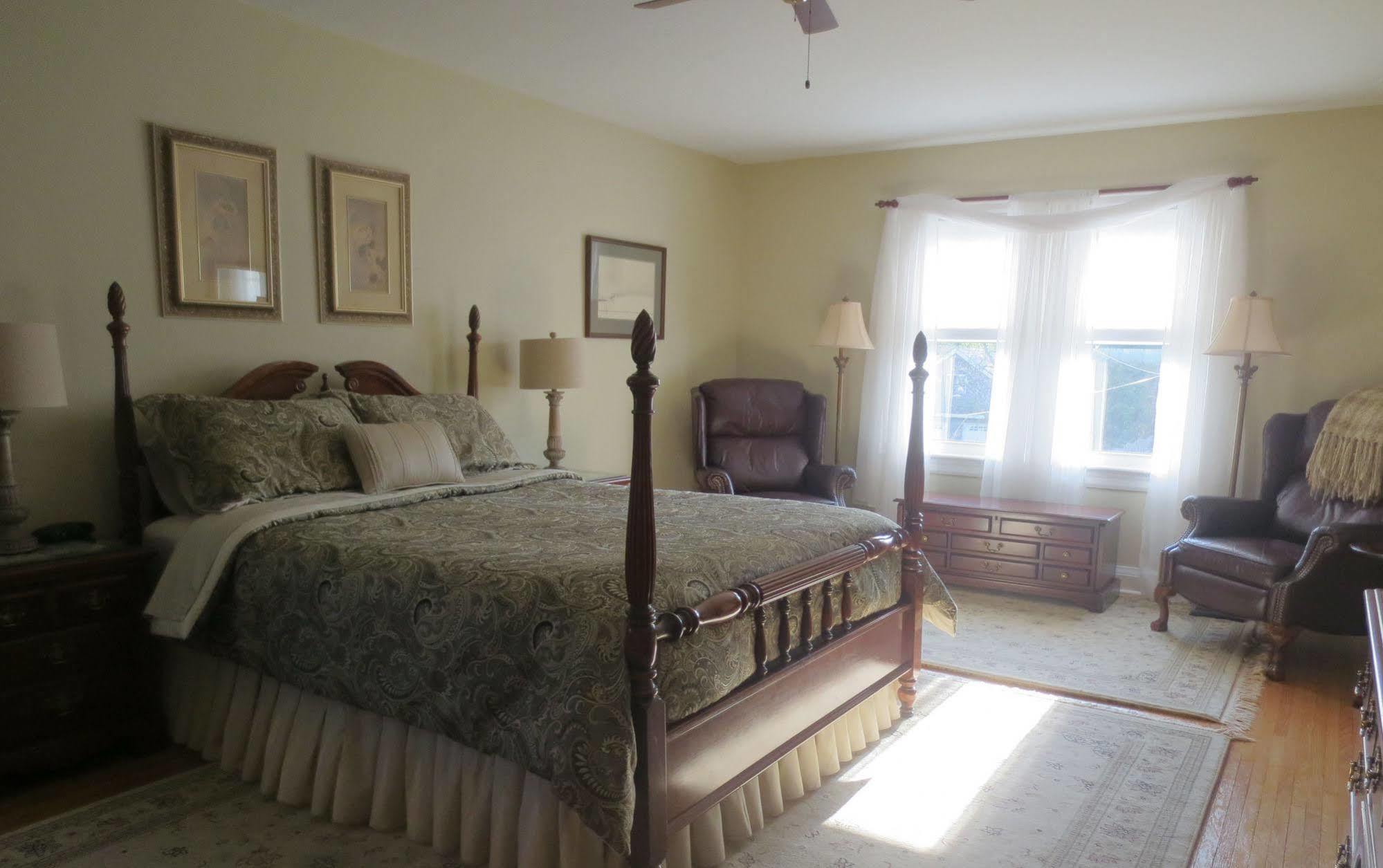 Bed and Breakfast Robinsong Thorold Экстерьер фото