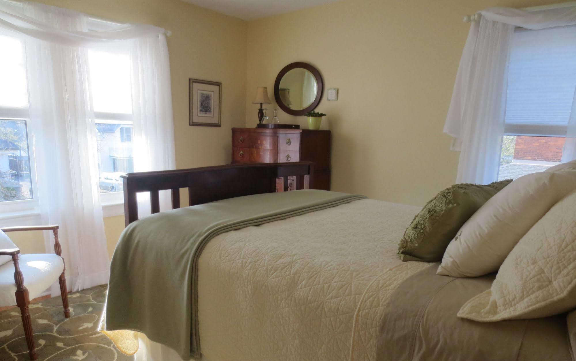 Bed and Breakfast Robinsong Thorold Экстерьер фото